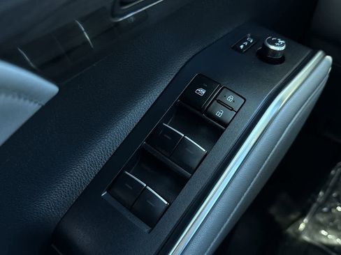 Used 2024 Toyota Highlander Platinum image 23