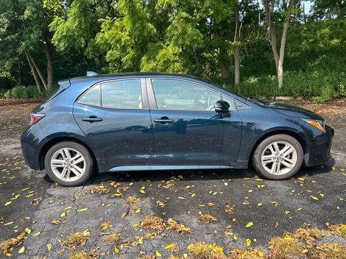 Used 2021 Toyota Corolla SE w/ SE Preferred Package FWD image 2