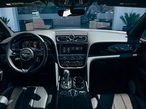 Used 2024 Bentley Bentayga Extended Wheelbase AWD/4WD image 4