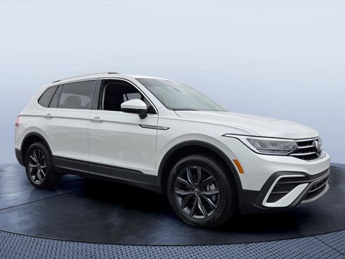Used 2023 Volkswagen Tiguan SE FWD image 1