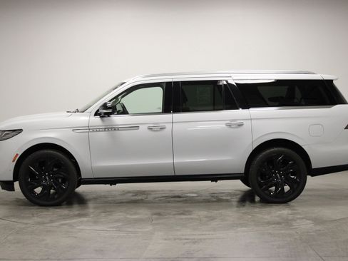 Used 2025 Lincoln Navigator L Reserve AWD/4WD image 5
