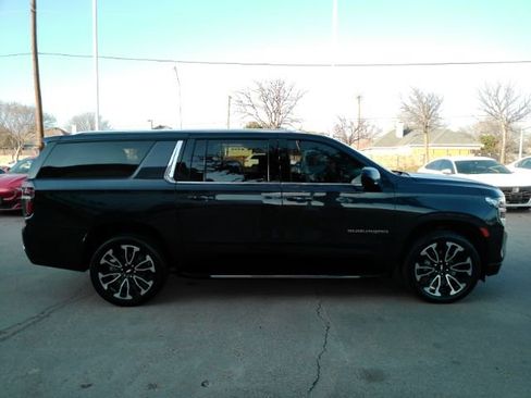 Used 2023 Chevrolet Suburban LT image 4