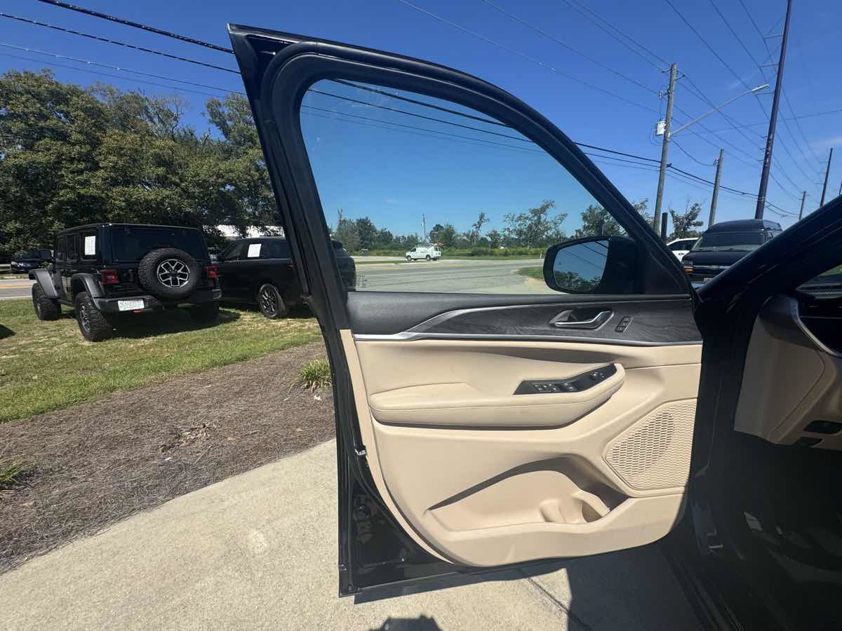 Used 2025 Jeep Grand Cherokee Limited w/ Luxury Tech Group II AWD/4WD image 24