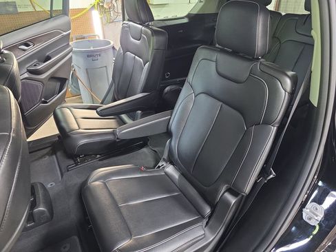 Used 2023 Jeep Grand Cherokee L Limited AWD/4WD image 16