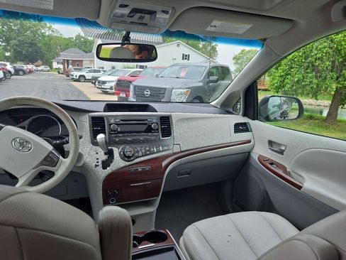 Used 2011 Toyota Sienna XLE FWD image 14