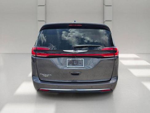 Used 2023 Chrysler Pacifica Touring-L FWD image 4