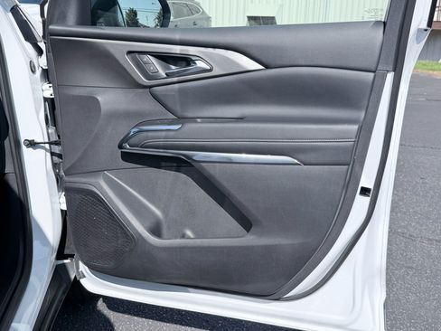 Used 2025 Chevrolet Traverse LT FWD image 32