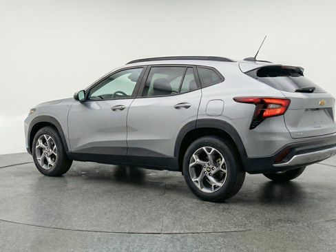 Used 2025 Chevrolet Trax LT w/ LT Convenience Package image 6