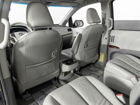Used 2013 Toyota Sienna XLE image 20