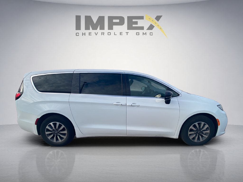 Used 2024 Chrysler Pacifica Limited FWD image 6