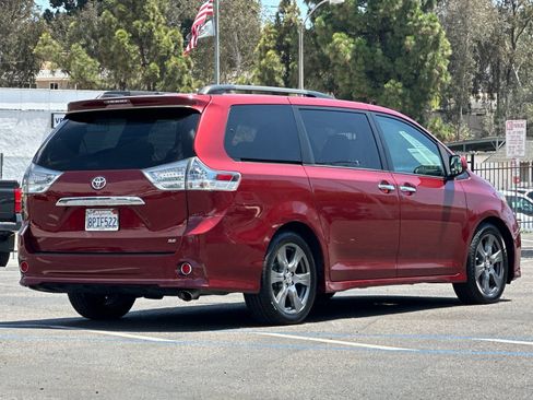 Used 2017 Toyota Sienna SE FWD image 5