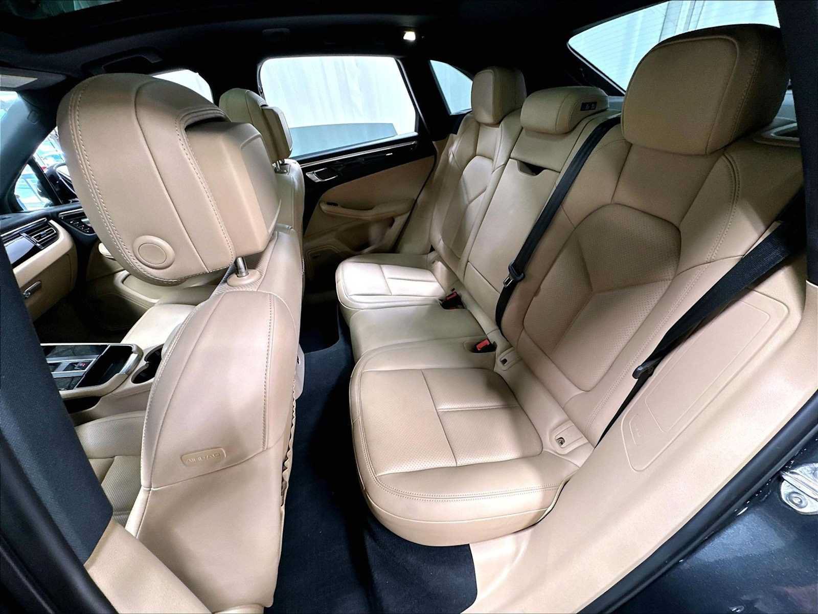 Used 2024 Porsche Macan AWD/4WD image 31