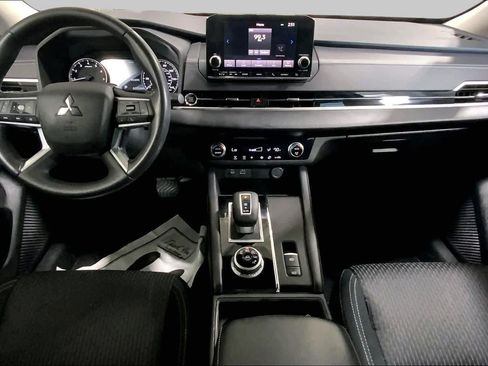 Used 2023 Mitsubishi Outlander ES FWD image 29