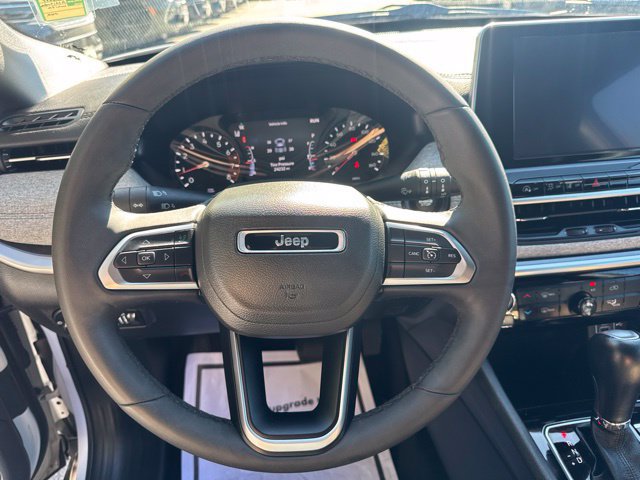 Used 2025 Jeep Compass Latitude AWD/4WD image 16