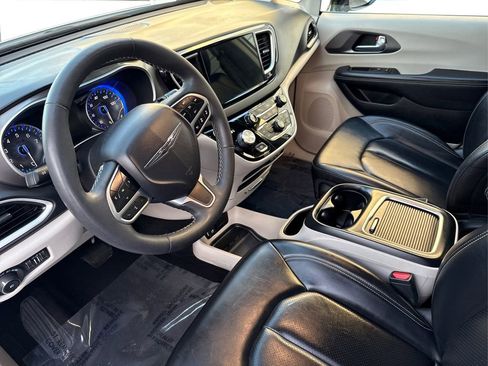 Used 2024 Chrysler Pacifica Touring-L image 9