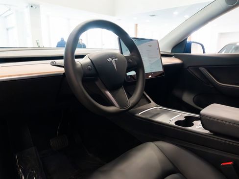 Used 2021 Tesla Model Y Long Range image 18