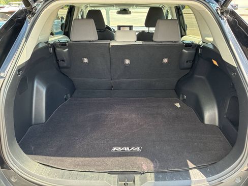 Used 2021 Toyota RAV4 XLE w/ Convenience Package AWD/4WD image 11