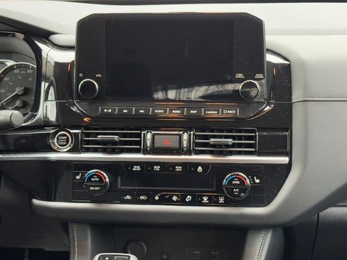 Used 2024 Nissan Pathfinder SL image 13