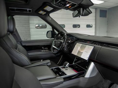 Used 2025 Land Rover Range Rover Long Wheelbase SE image 16