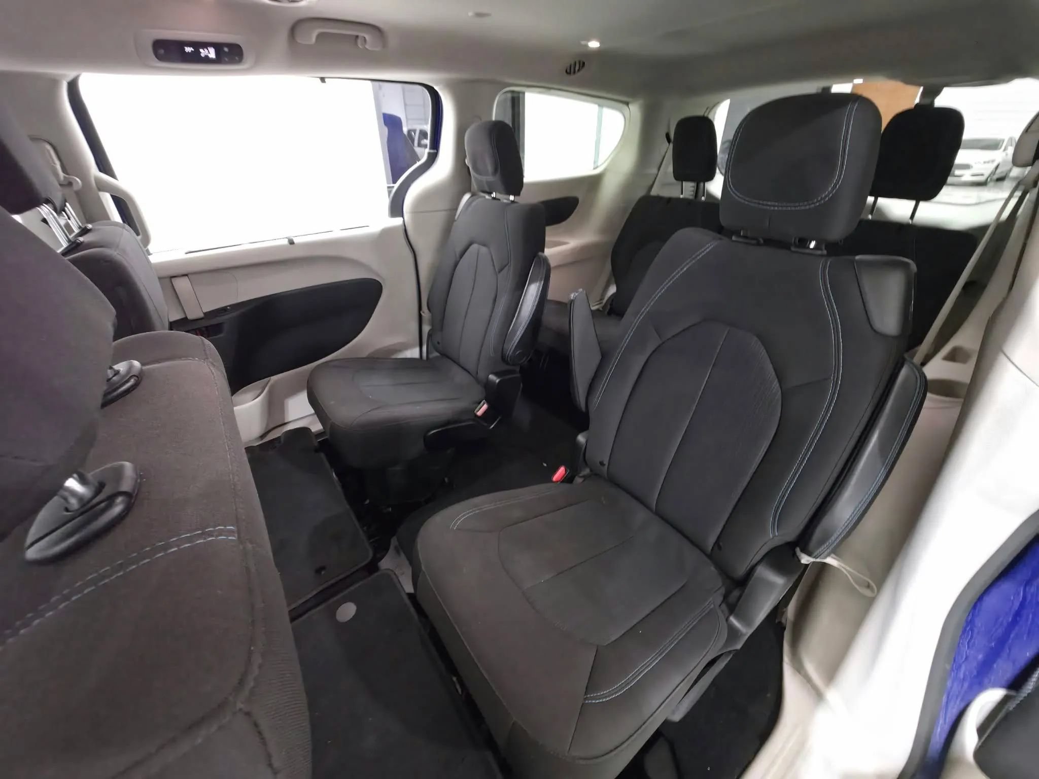 Used 2021 Chrysler Pacifica Touring w/ Cold Weather Group FWD image 12