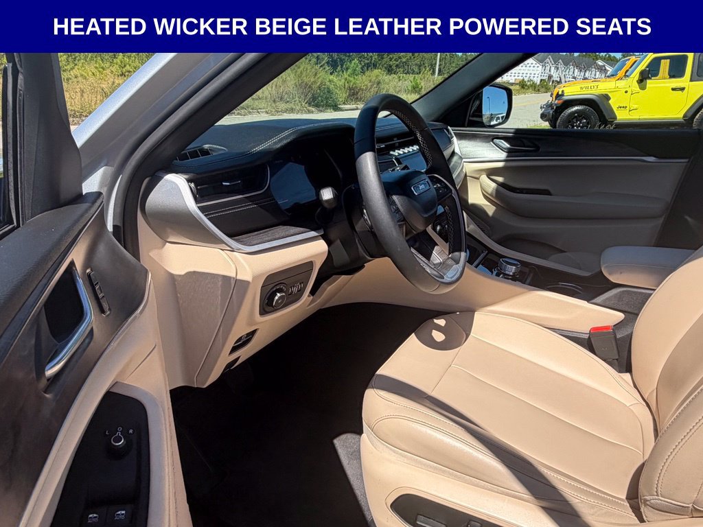Used 2025 Jeep Grand Cherokee Limited AWD/4WD image 4