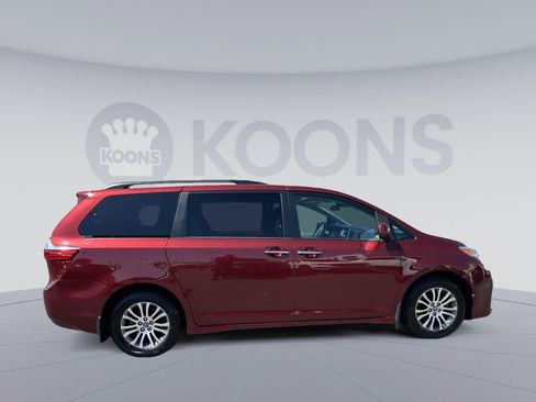 Used 2018 Toyota Sienna XLE w/ XLE Navigation Package FWD image 17