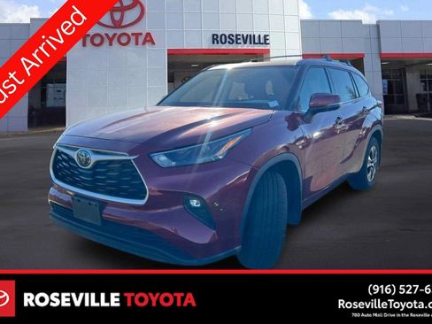 Used 2022 Toyota Highlander XLE AWD/4WD image 1