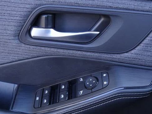 Used 2021 Nissan Rogue SV image 16