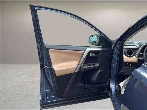 Used 2014 Toyota RAV4 XLE image 38