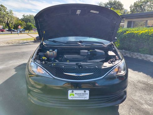 Used 2020 Chrysler Voyager Lxi image 5