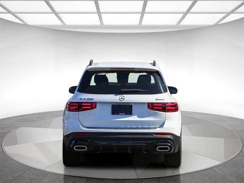 Used 2024 Mercedes-Benz GLB 250 4MATIC image 3