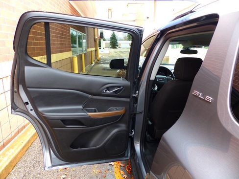 Used 2021 GMC Acadia SLE w/ Driver Convenience Package image 33