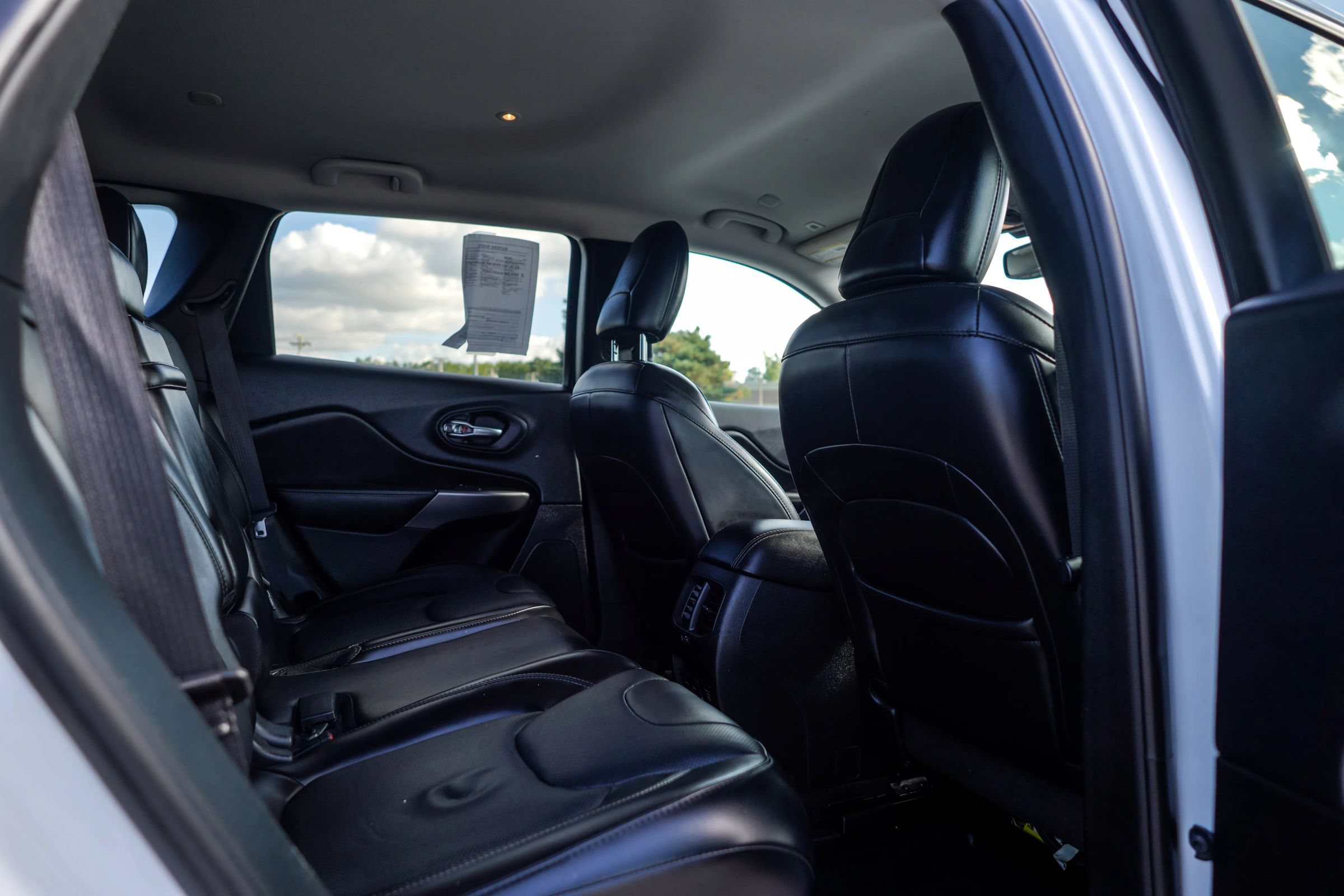 Used 2019 Jeep Cherokee Limited w/ Luxury Group AWD/4WD image 15