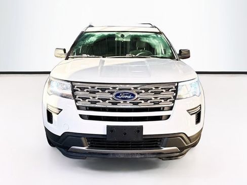Used 2018 Ford Explorer XLT image 4