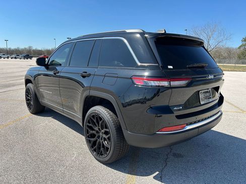 Used 2025 Jeep Grand Cherokee Laredo AWD/4WD image 3