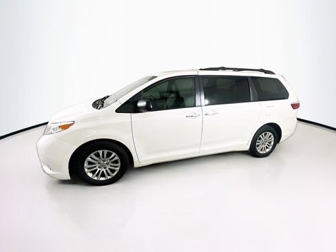 Used 2017 Toyota Sienna XLE image 34