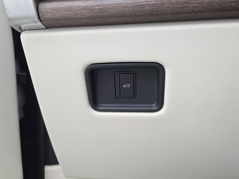 Certified 2023 Land Rover Range Rover SE image 26