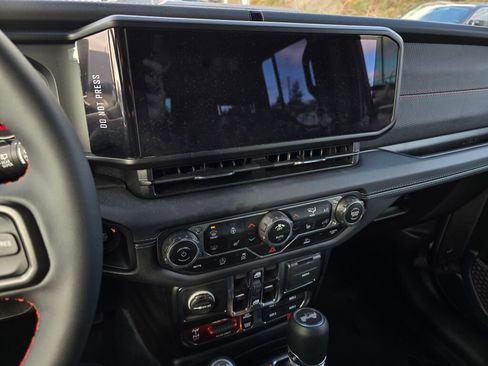 Used 2024 Jeep Wrangler Unlimited Rubicon w/ Convenience Group image 29