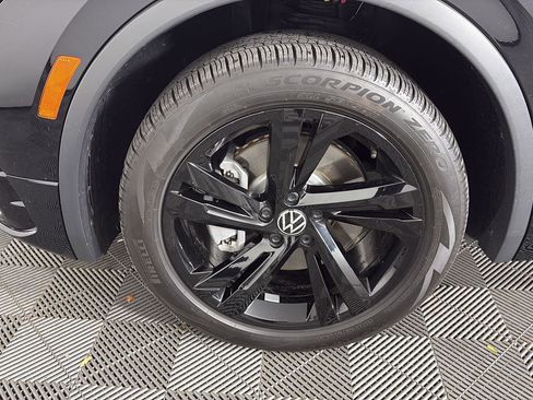 Used 2024 Volkswagen Tiguan SE R-Line image 16