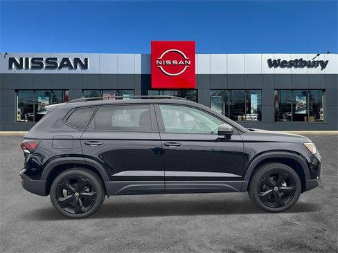 Used 2025 Volkswagen Taos SE image 5