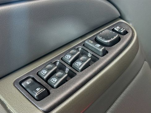 Used 2004 Chevrolet Silverado 2500 LS w/ Skid Plate Package AWD/4WD image 16