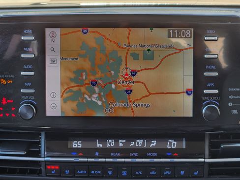 Used 2023 Toyota Sienna Limited image 25