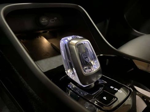 Used 2025 Volvo XC40 B5 Plus image 48