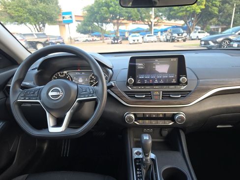 Used 2025 Nissan Altima 2.5 SV FWD image 30