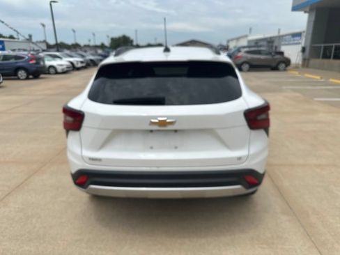 Used 2025 Chevrolet Trax LT FWD image 30