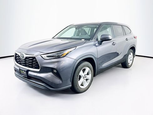 Used 2023 Toyota Highlander LE FWD image 3