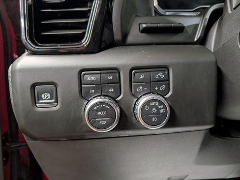 Used 2025 GMC Sierra 1500 AT4 w/ Technology Package AWD/4WD image 18