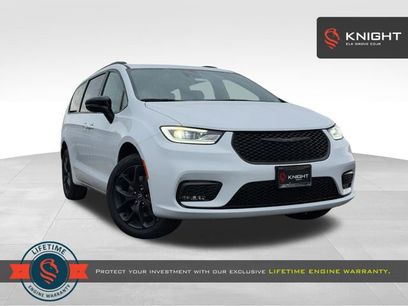 New 2026 Chrysler Pacifica Select