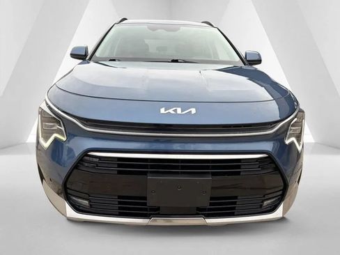 Used 2023 Kia Niro SX Touring FWD image 2