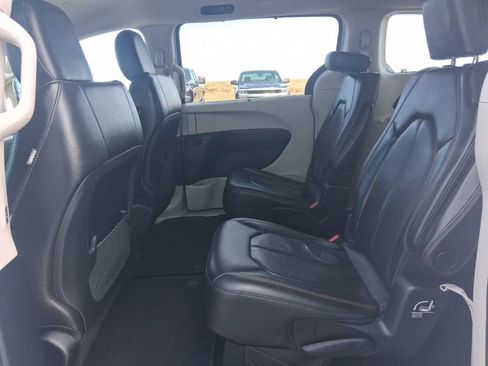 Used 2020 Chrysler Pacifica Touring-L FWD image 18